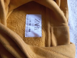 Sudadera con capucha color mostaza