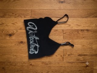 Top nero con scritte