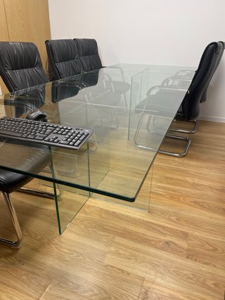 Mesa de cristal y  6 sillones negros
