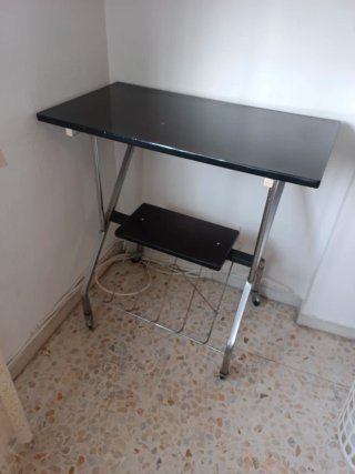 Mesa vintage negra y plateada