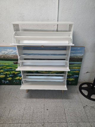 Zapatero blanco con tiradores de cuero