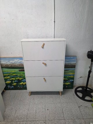 Zapatero blanco con tiradores de cuero