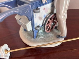 Figura porcelana Lladro de vendedor de helados