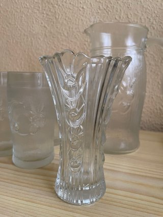 Jarra y vasos de cristal