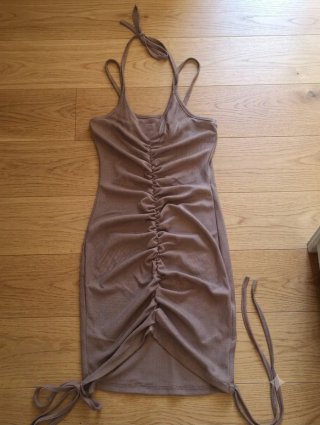 Vestito beige con ruches e lacci