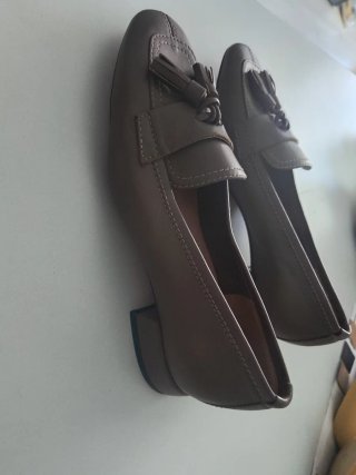 Zapatos de tacón beige/gris con flecos