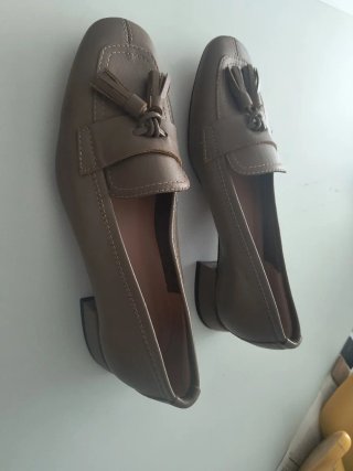 Zapatos de tacón beige/gris con flecos