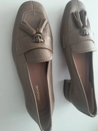 Zapatos de tacón beige/gris con flecos