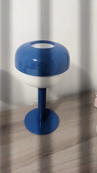 Lámpara de mesa azul y blanca