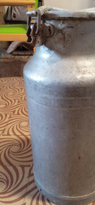 Lechera de aluminio antigua