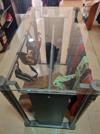 Mostrador tienda cristal y metal