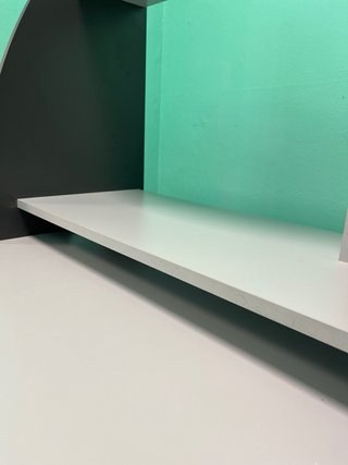 Mesa de ordenador con estantes