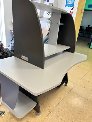 Mesa de ordenador con estantes