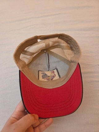 Gorra con parche de gallo