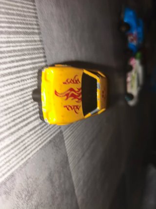 Coche de juguete rojo