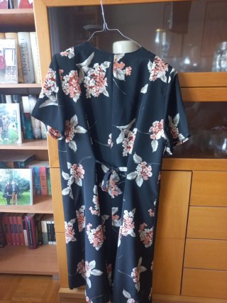 Vestido negro con flores