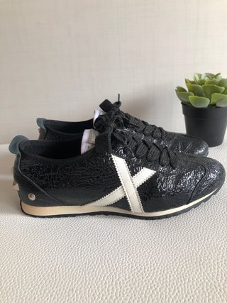 Zapatillas Munich Negras y Blancas