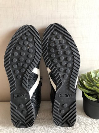 Zapatillas Munich Negras y Blancas