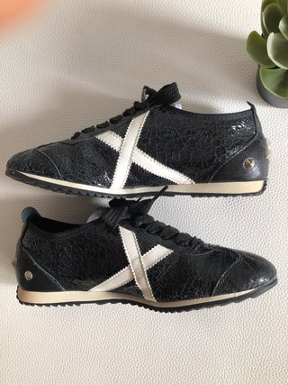 Zapatillas Munich Negras y Blancas