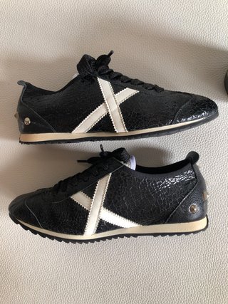 Zapatillas Munich Negras y Blancas