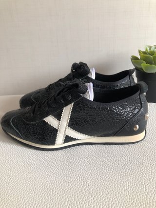 Zapatillas Munich Negras y Blancas