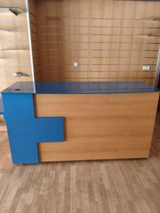 Mostrador y 2 armarios bajos para tienda