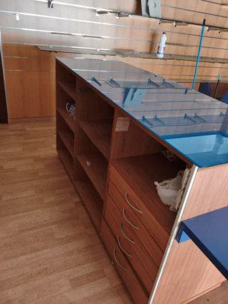 Mostrador y 2 armarios bajos para tienda