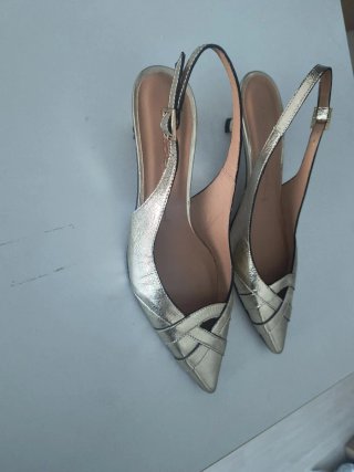 Zapatos dorados LATOUCHE