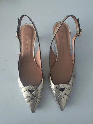 Zapatos dorados LATOUCHE