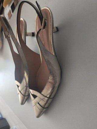 Zapatos dorados LATOUCHE