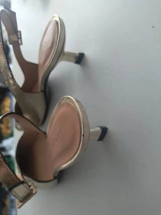 Zapatos dorados LATOUCHE