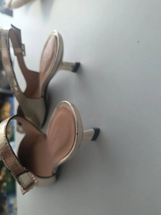Zapatos dorados LATOUCHE