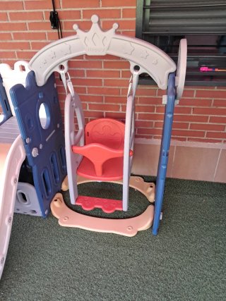 Columpio infantil con tobogán