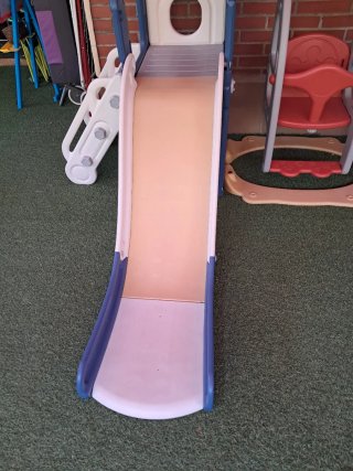 Columpio infantil con tobogán