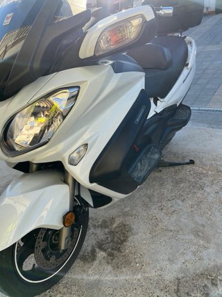 Suzuki 650 Maxi Scooter Blanca