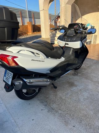 Suzuki 650 Maxi Scooter Blanca