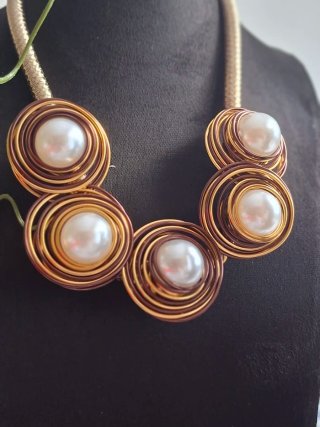 Collana cerchi perle marroni oro