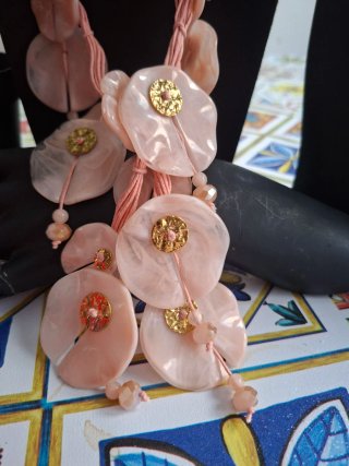 Collana lunga donna rosa con dettagli oro