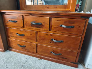 Cómoda y espejo de madera