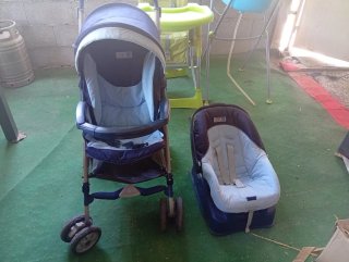 Silla de coche y carrito de bebé azul