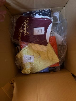 Liquidación de camisetas y vestidos