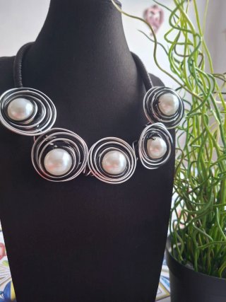 Collana girocollo con perle e cerchi