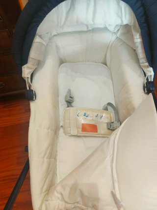 Carrozzina blu con fantasia api. Marca Prenatal