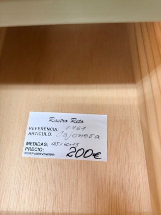 Cajonera verde con tiradores dorados