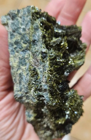 Epidota mineral natural