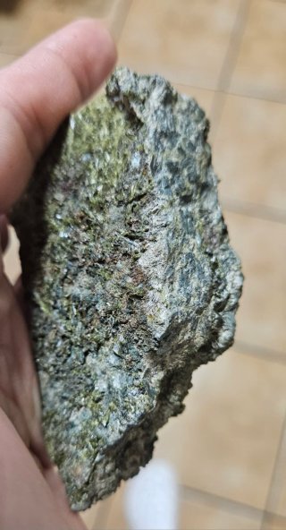 Epidota mineral natural