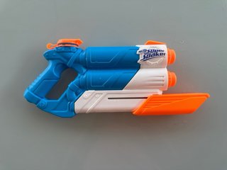 Pistola de agua Super Soaker azul y blanca