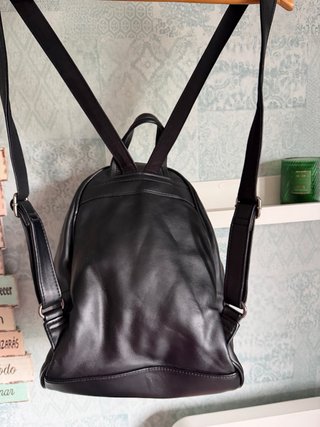 Mochila David Jones negra con adornos metálicos