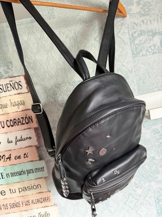 Mochila David Jones negra con adornos metálicos