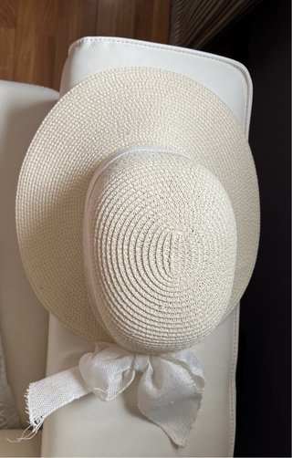 Sombrero de playa beige con cinta blanca